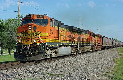 BNSF 5512 at South Moorehead.jpg